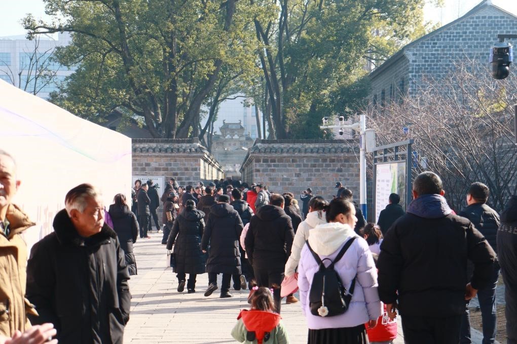 1月29日，游客在安徽省桐城市的六尺巷游覽。新華社記者 許諾 攝