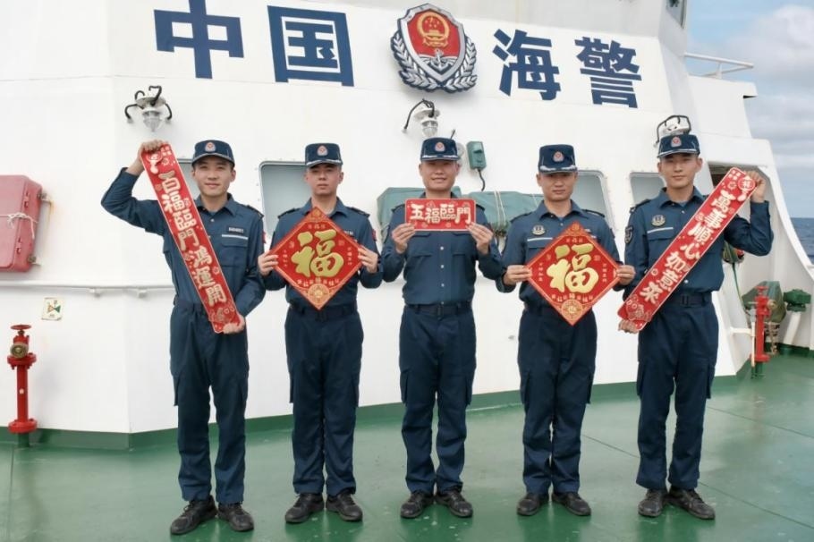 1月27日，中國(guó)海警海鷗艦執(zhí)法員們展示春聯(lián)福字，慶祝農(nóng)歷春節(jié)。