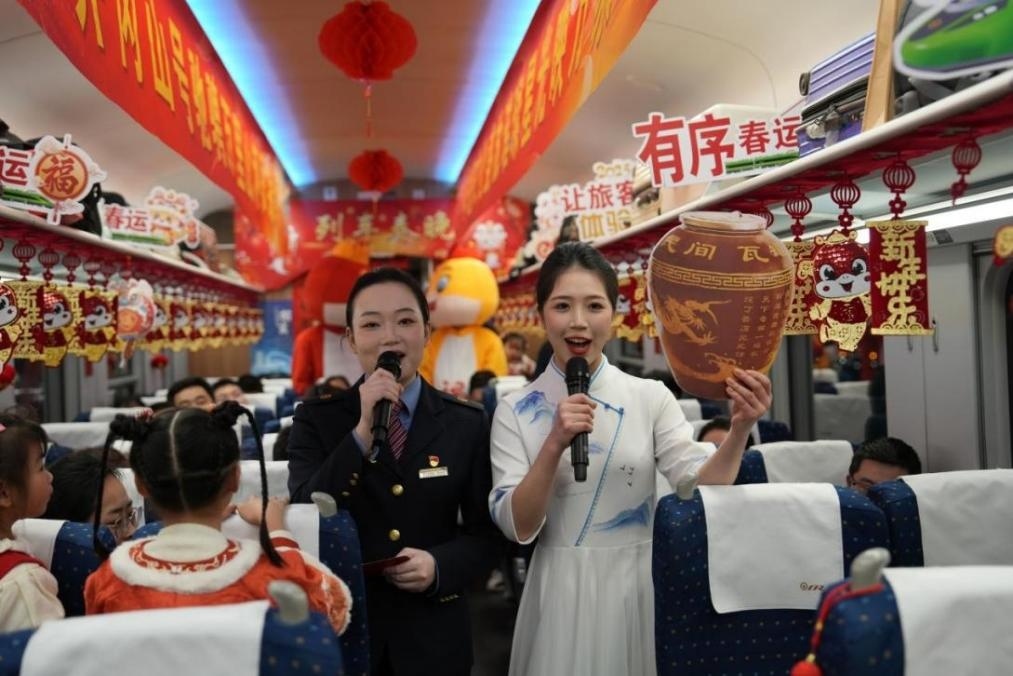 列車(chē)乘務(wù)員向旅客介紹江西美食——瓦罐湯。人民網(wǎng) 歐陽(yáng)易佳攝