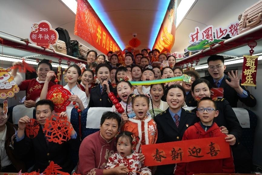 全體演職人員與旅客大合影。人民網(wǎng) 歐陽(yáng)易佳攝