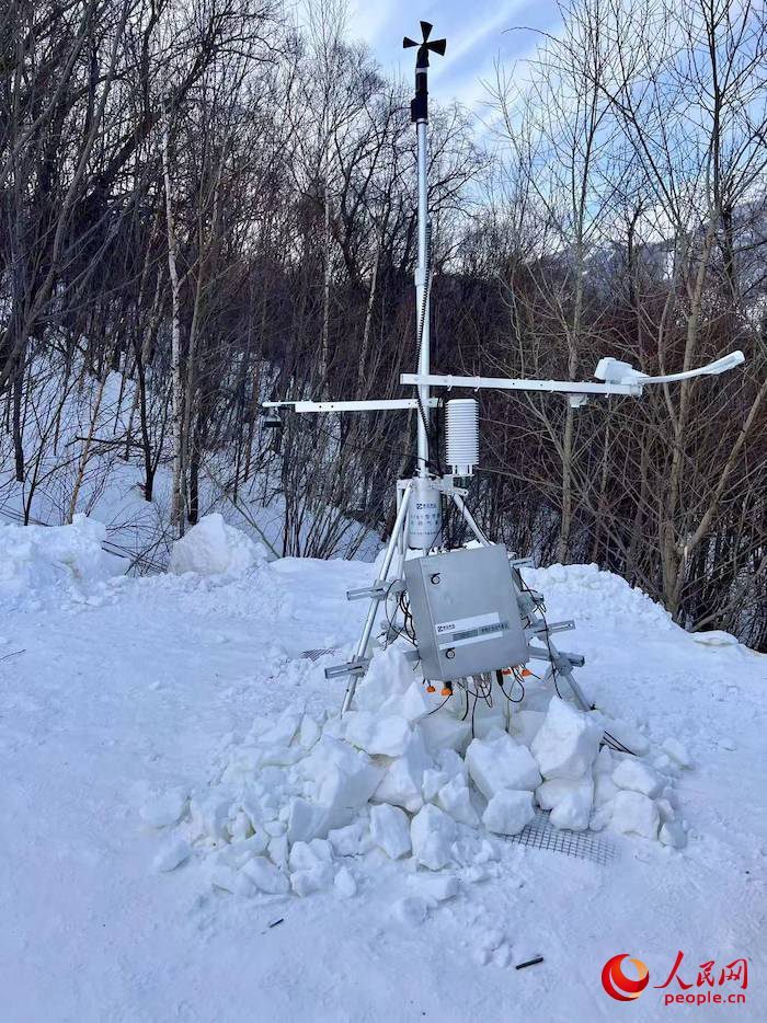 設(shè)置在賽道附近的便攜式自動(dòng)氣象站。人民網(wǎng) 高清揚(yáng)攝