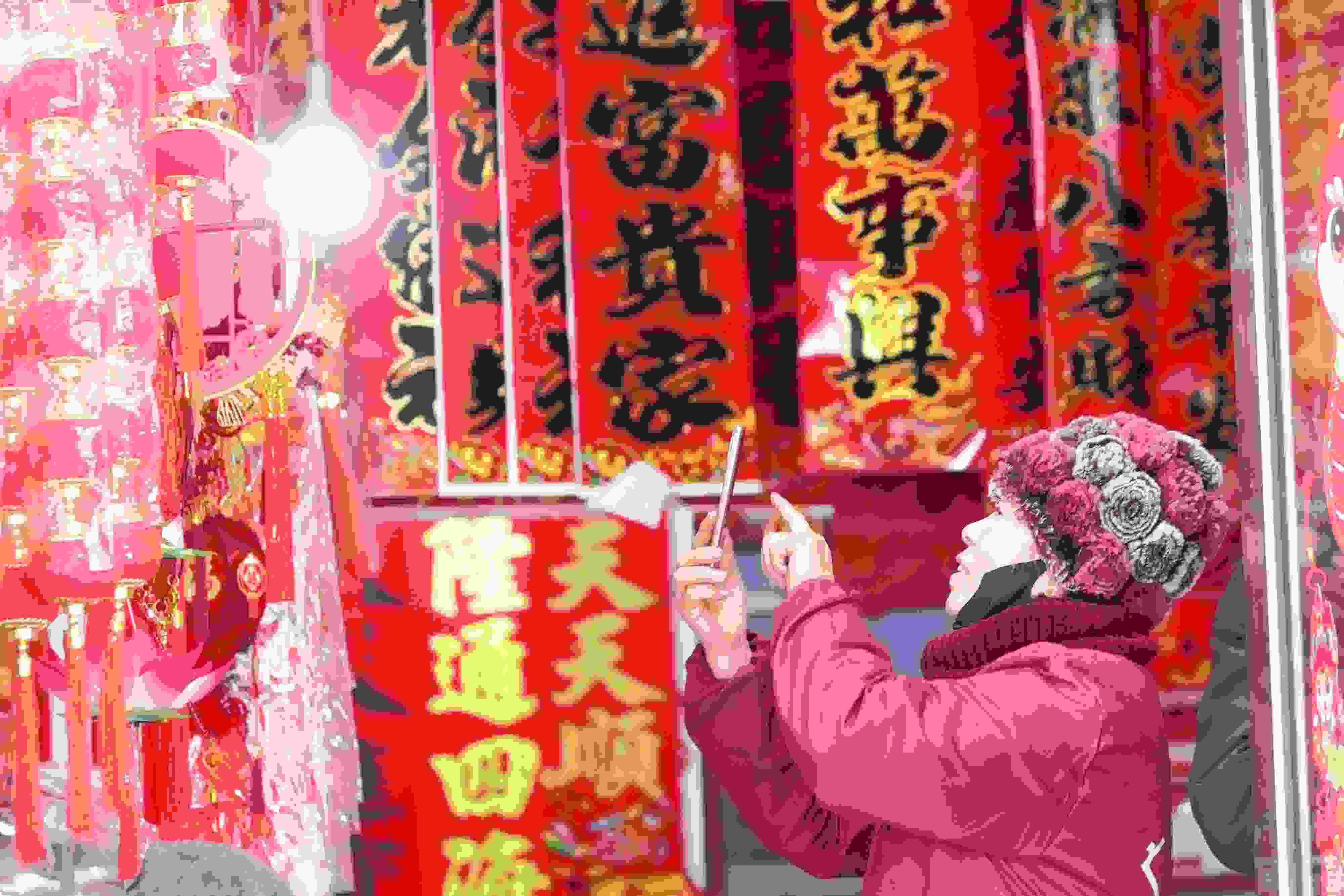 2025年1月5日，在山東省高密市夏莊鎮(zhèn)東李家村，商戶通過手機在網(wǎng)上推銷新春飾品。