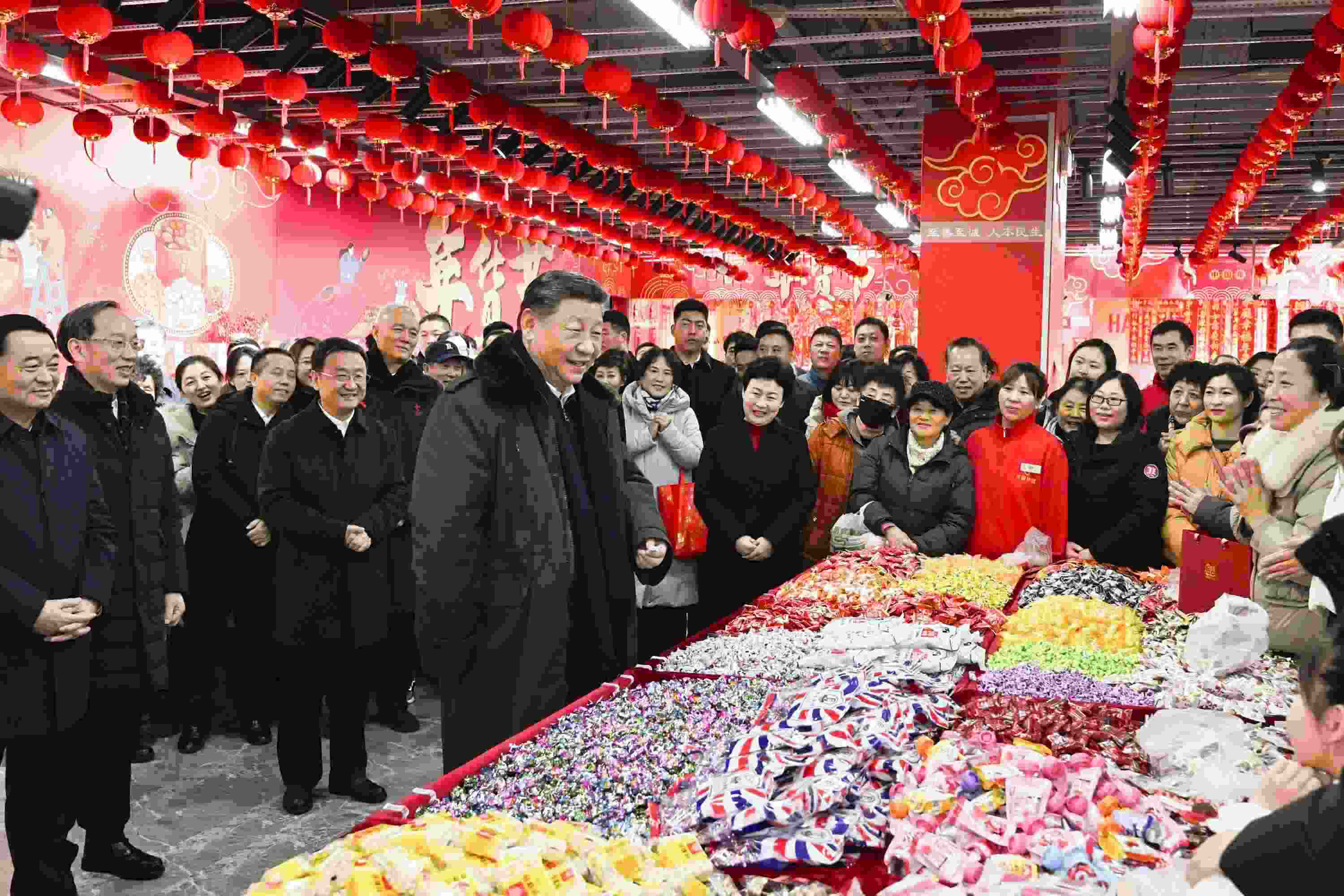 2025年1月23日，習(xí)近平總書記在遼寧沈陽大東副食品商場考察時，同店主和顧客親切交流，向大家致以新春祝福。