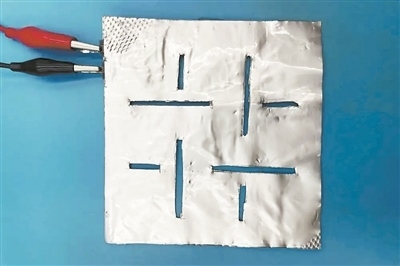 帶有矩形孔的袋式電池。圖片來源：英國《新科學(xué)家》雜志網(wǎng)站