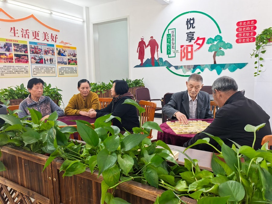 圖為湖北省咸寧市嘉魚(yú)縣潘家灣鎮(zhèn)四邑村養(yǎng)老服務(wù)驛站一角（2024年11月5日攝）。新華社記者 肖藝九 攝