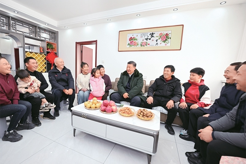 2025年1月22日至24日，中共中央總書記、國家主席、中央軍委主席習近平冒著嚴寒來到遼寧，看望慰問基層干部群眾。這是22日下午，習近平在葫蘆島市綏中縣明水滿族鄉(xiāng)祝家溝村考察時，同村民王寶維一家圍坐一起拉家常。 新華社記者 謝環(huán)馳/攝