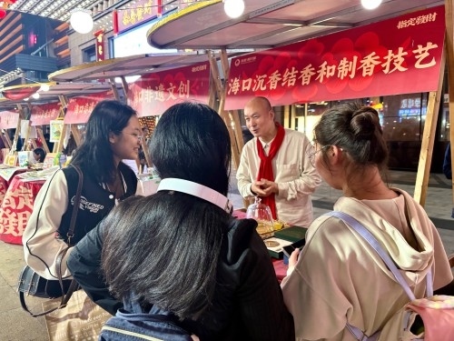 魏希望在非遺集市上介紹沉香。人民網(wǎng) 陳葉欣攝