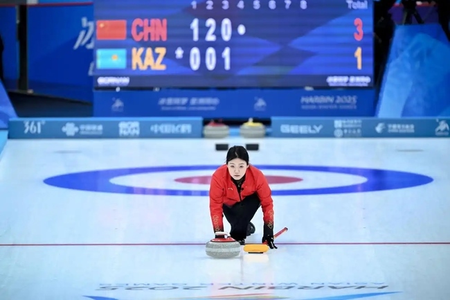 2月4日，中國隊選手韓雨在比賽中擲壺。新華社記者 江漢 攝