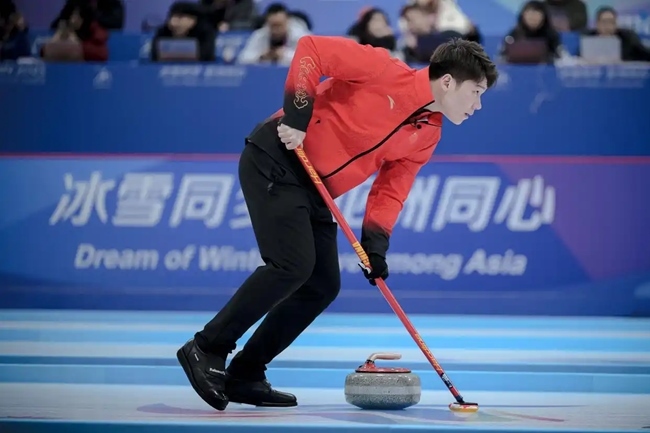 2月4日，中國隊選手王智宇在比賽中擦冰。新華社記者 江漢 攝