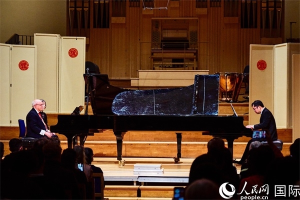 英國(guó)皇家音樂(lè)學(xué)院教授朱利安-雅格布森和旅英鋼琴家李勁峰演奏《黃河鋼琴協(xié)奏曲》。楊浩鵬攝