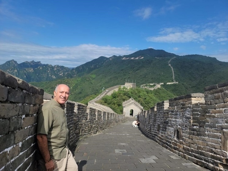 瓦里夫·庫邁哈在游覽長城時留影。受訪者供圖
