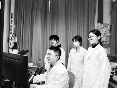 西安交通大學(xué)教授王昌河團(tuán)隊(duì)在進(jìn)行多巴胺分泌電化學(xué)檢測。受訪者供圖