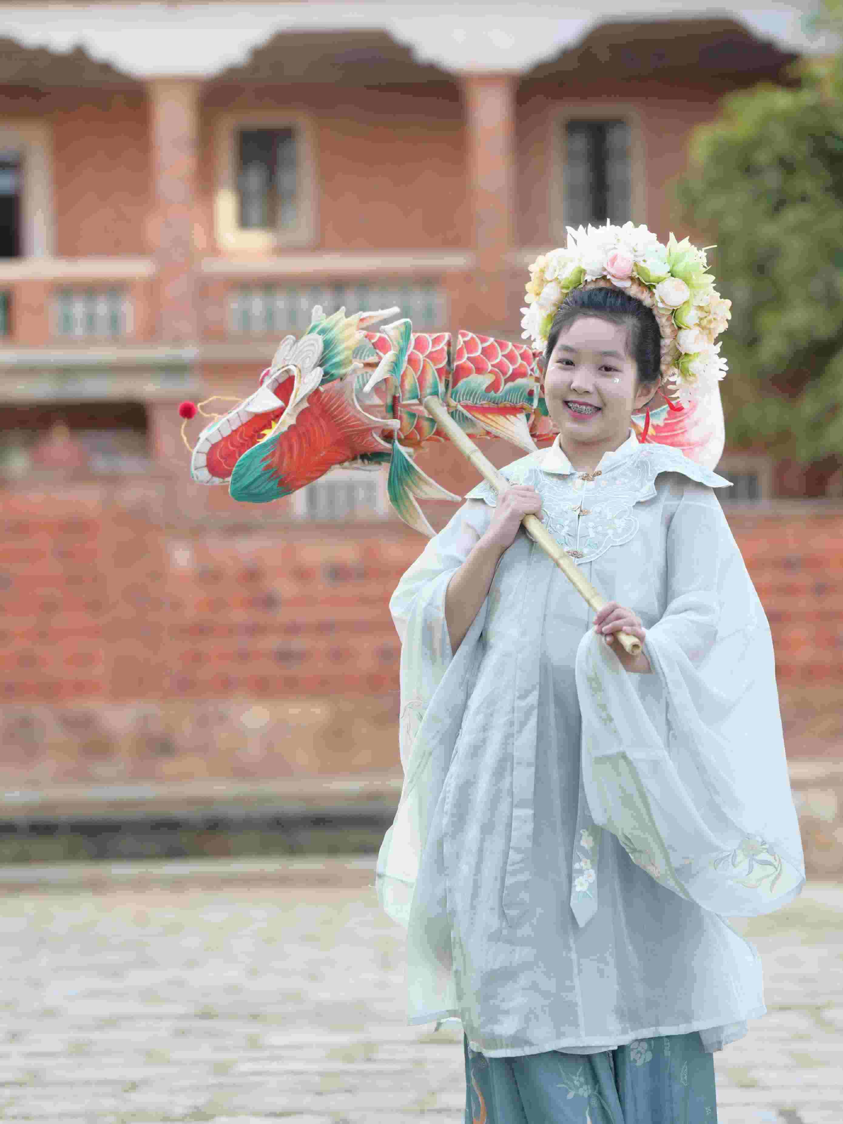 在泉州，沈女士為女兒拍下頭戴簪花的照片。受訪者供圖