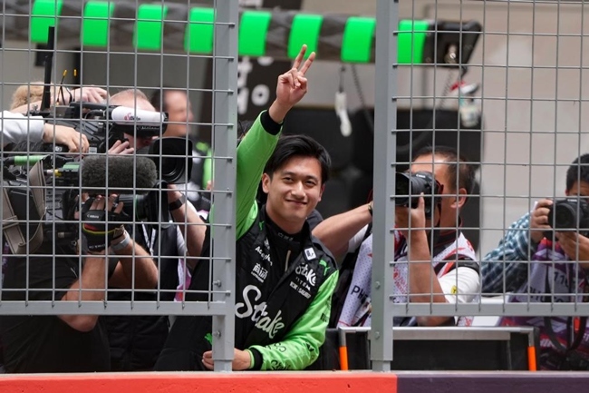 2024年4月19日，索伯車隊中國車手周冠宇（中）在練習賽前向觀眾致意。當日，F(xiàn)1中國大獎賽在上海開賽。中國車手周冠宇主場首秀參賽。新華社記者 夏一方攝