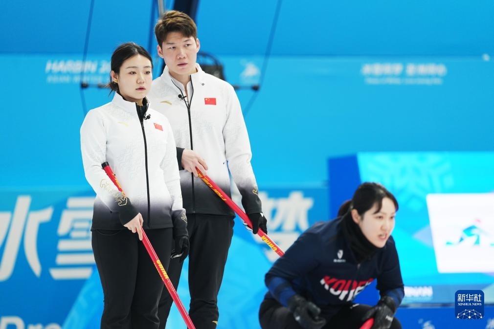 2月6日，中國(guó)隊(duì)選手王智宇（中）、韓雨（左）在比賽中。新華社記者 王松 攝