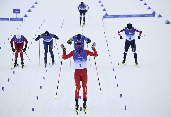 2月8日，王強(qiáng)（中）慶祝奪冠。新華社記者 張龍攝