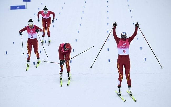 2月8日，李磊（右一）沖過(guò)終點(diǎn)后慶祝奪冠。新華社記者 張龍攝