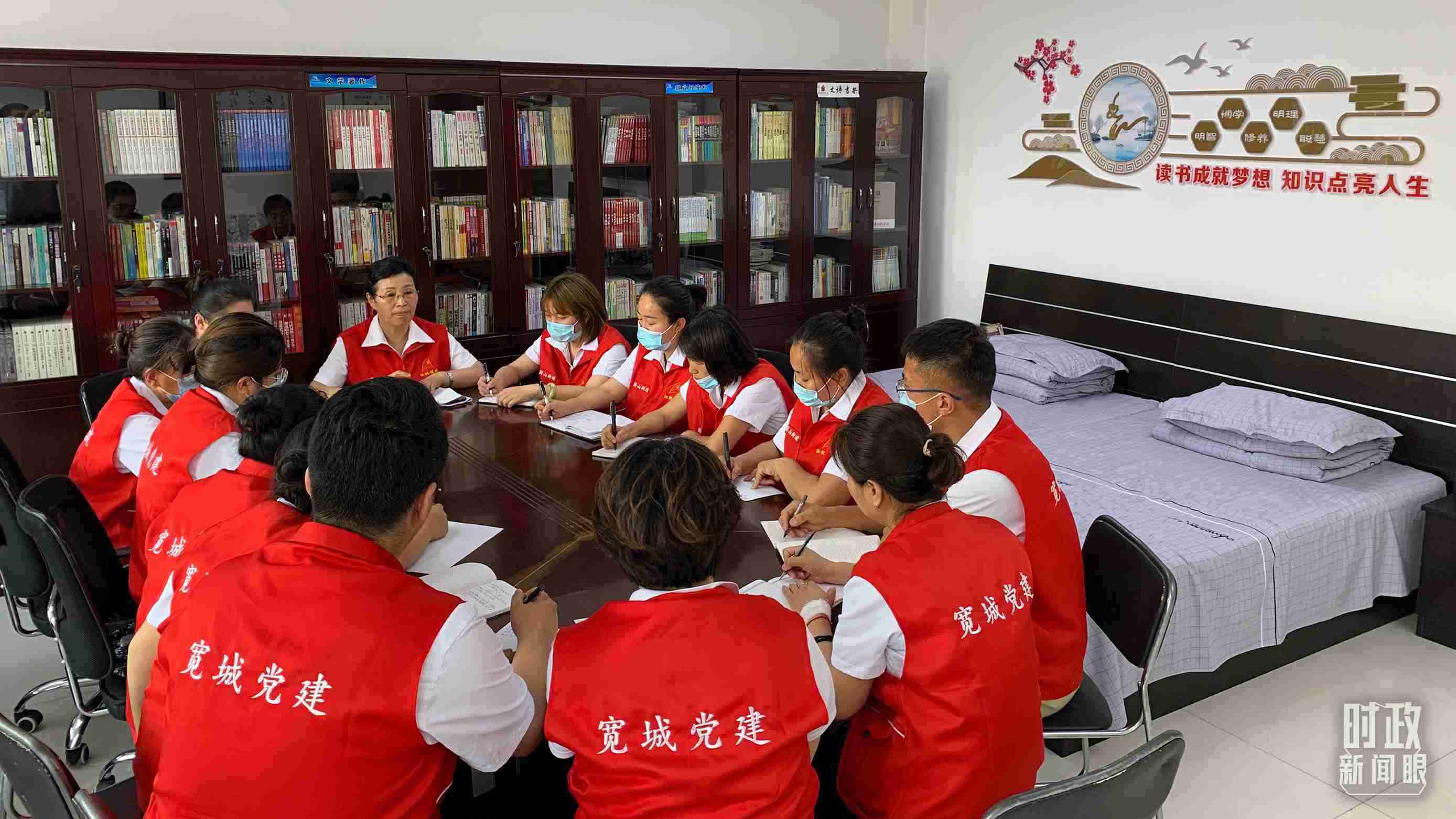 △吉林長(zhǎng)春，長(zhǎng)山花園社區(qū)黨建討論會(huì)。（總臺(tái)央視記者趙化拍攝）