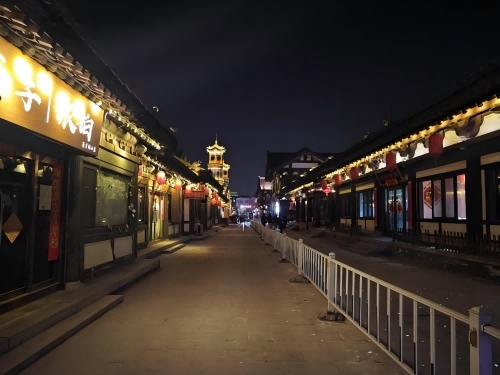 道歉公告發(fā)布后，夜晚10時的古城。人民網(wǎng)記者 黃鈺攝