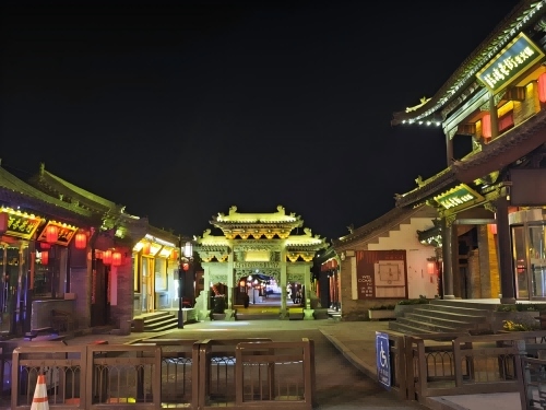 道歉公告發(fā)布后，凌晨5時的古城。人民網(wǎng)記者 黃鈺攝