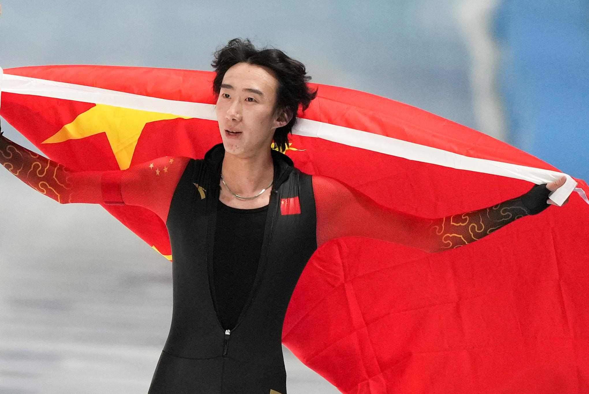 2月9日，吳宇慶祝奪冠。新華社記者 李一博 攝