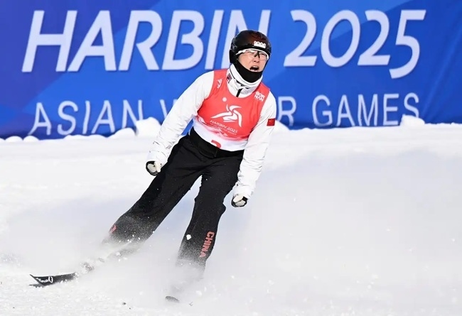 2月9日，徐夢(mèng)桃在完成動(dòng)作后慶祝。新華社記者 夏一方攝