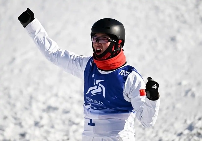 2月9日，李心鵬在比賽后慶祝。新華社記者 夏一方攝