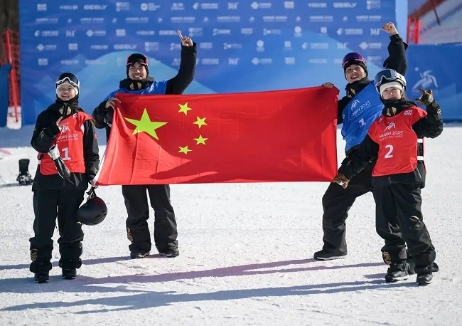 2月10日，中國隊選手張小楠、楊文龍、姜鑫杰與熊詩芮（從左至右）在比賽后慶祝。新華社記者 楊青攝
