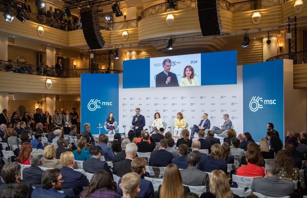2024年2月18日，慕安會(huì)主席克里斯托夫·霍伊斯根（中左二）在德國慕尼黑舉行的第60屆慕尼黑安全會(huì)議上發(fā)表閉幕致辭。新華社記者 張帆 攝