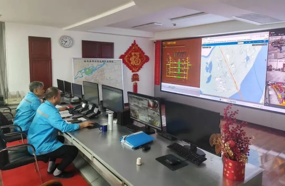 工作人員在燃?xì)庹{(diào)度中心值守。受訪者供圖