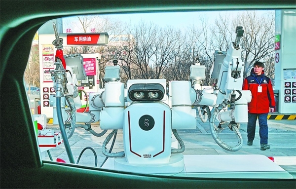 智能加油機(jī)器人在加能站工作。受訪者供圖