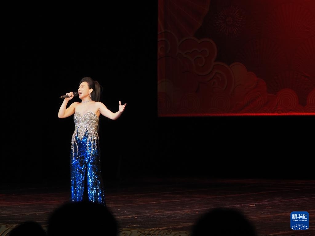 2月11日，歌手在哈薩克斯坦阿拉木圖的阿拜國(guó)家歌劇和芭蕾舞劇院演唱歌曲。新華社記者 趙宇 攝