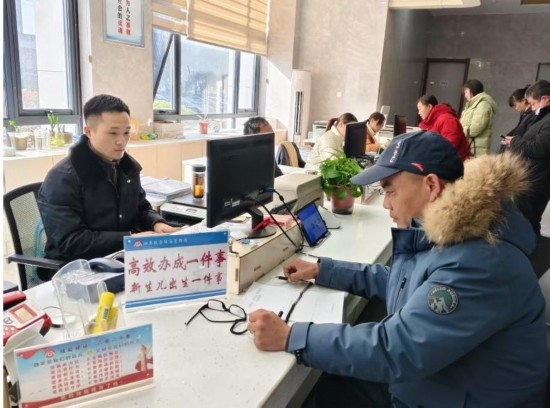 市民在 “高效辦成一件事” 窗口辦理業(yè)務。彭雪松攝