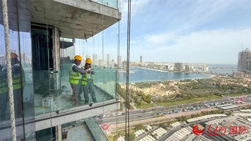 工人正在高層作業(yè)。人民網(wǎng)塔里克·易卜拉欣攝