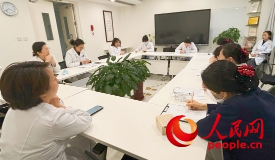 交班會上，海淀醫(yī)院安寧療護團隊討論患者和家屬需求。人民網(wǎng)記者 金慧慧攝