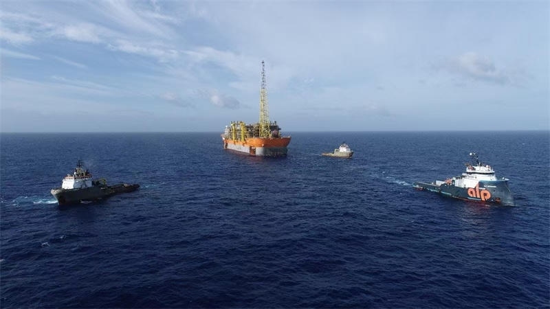 布濟(jì)烏斯七期項(xiàng)目浮式生產(chǎn)儲(chǔ)卸油裝置抵達(dá)油田區(qū)域。巴西國(guó)家石油公司供圖
