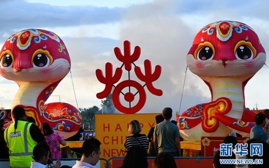 圖為游客在2025年奧克蘭元宵燈節(jié)游覽。（圖片由奧克蘭中國(guó)文化中心提供）