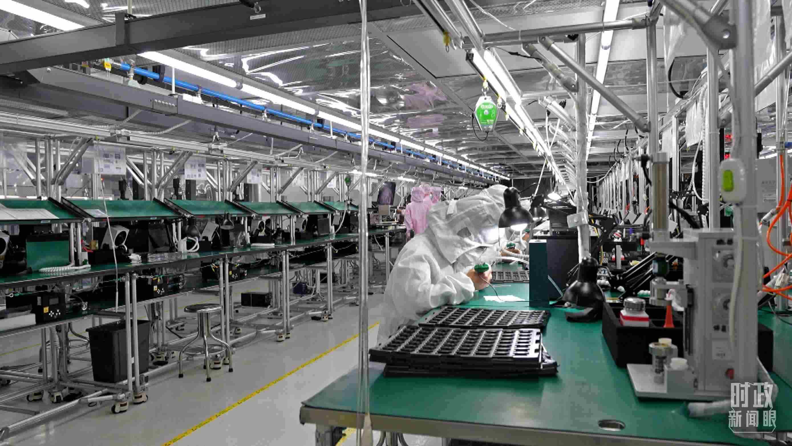 △四川省宜賓市極米光電有限公司的無(wú)塵車(chē)間光機(jī)組裝線(xiàn)。（總臺(tái)央視記者范學(xué)禹拍攝）