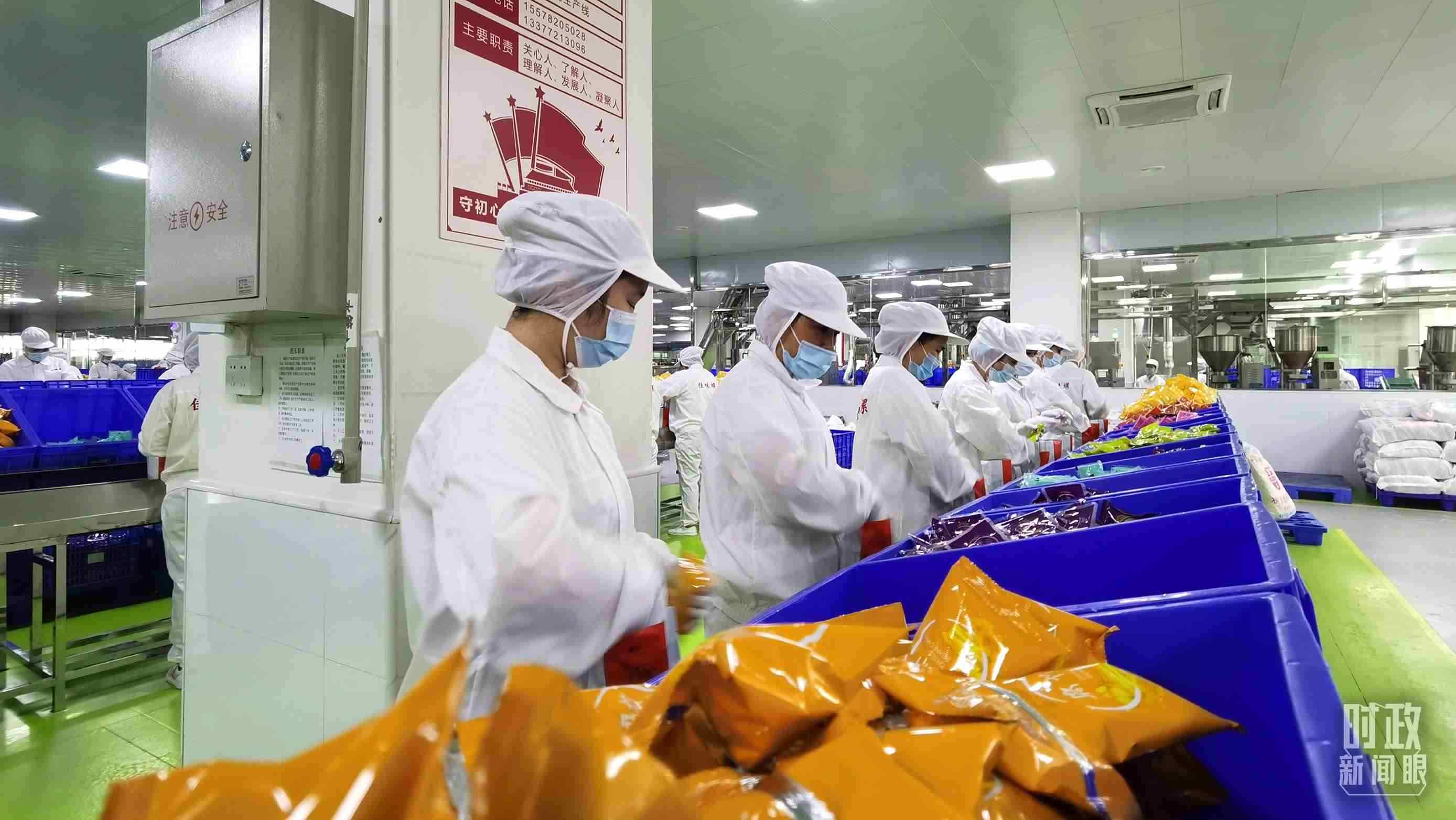 △廣西柳州螺螄粉配料包生產(chǎn)線(xiàn)。（總臺(tái)央視記者郭鴻拍攝）