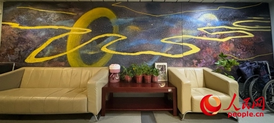 清華長庚醫(yī)院掛著一幅名為“生命長河”的畫，家屬將離世親人的名字寫在上面。人民網(wǎng) 陳葉欣攝