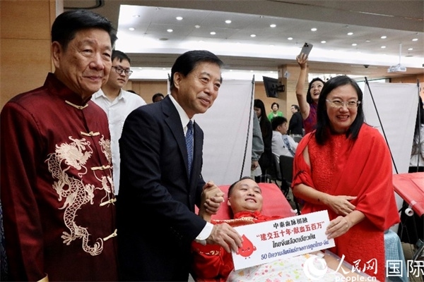 韓志強(qiáng)大使與獻(xiàn)血者代表合影。朱瀟逸攝