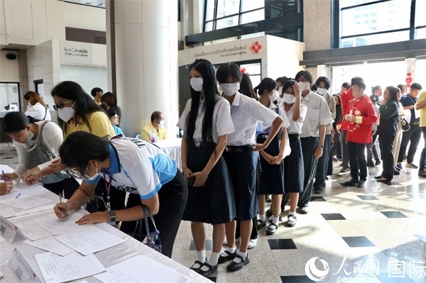 獻(xiàn)血者排隊(duì)填寫報(bào)名表。朱瀟逸攝