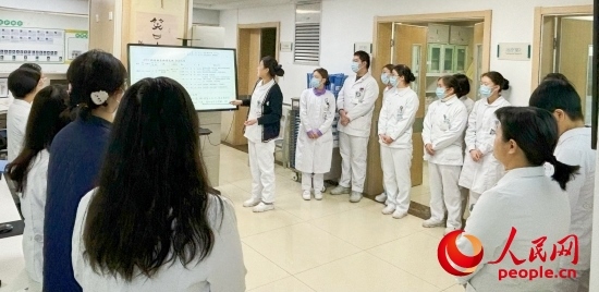 華西第四醫(yī)院姑息醫(yī)學(xué)科交班會(huì)上，護(hù)士介紹患者情況。人民網(wǎng)記者 金慧慧攝