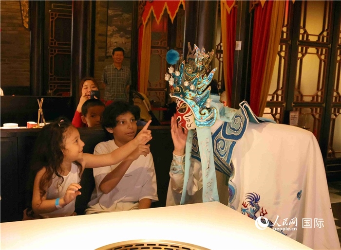 迪拜火鍋店里的川劇變臉表演。 人民網(wǎng)記者 管克江攝