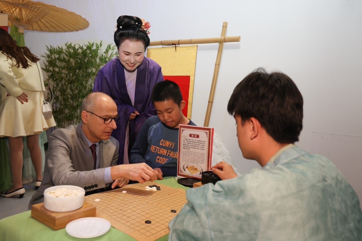 嘉賓體驗(yàn)圍棋對(duì)弈。人民網(wǎng)記者 任皓宇攝