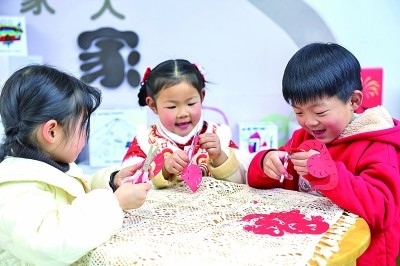 圖為孩子們在老師指導下制作蛇年主題剪紙。 新華社記者 徐昱攝