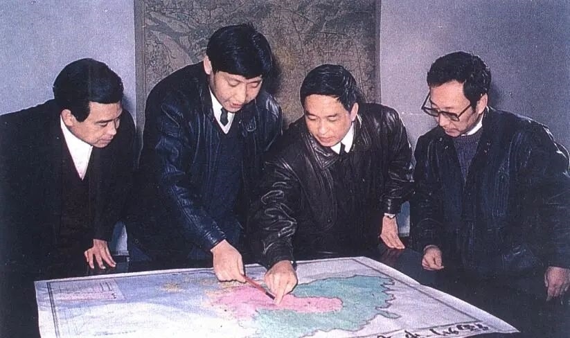 1991年12月，習(xí)近平與同事討論福州市戰(zhàn)略規(guī)劃設(shè)想。（圖源：《習(xí)近平在福州》）