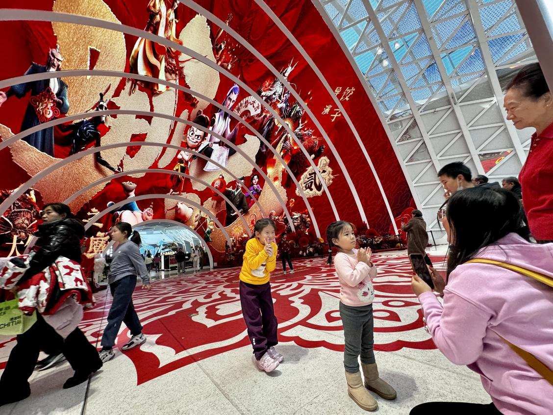 乙巳蛇年春節(jié)期間，影迷在《哪吒之魔童鬧?！肪薹笄芭恼沾蚩?。