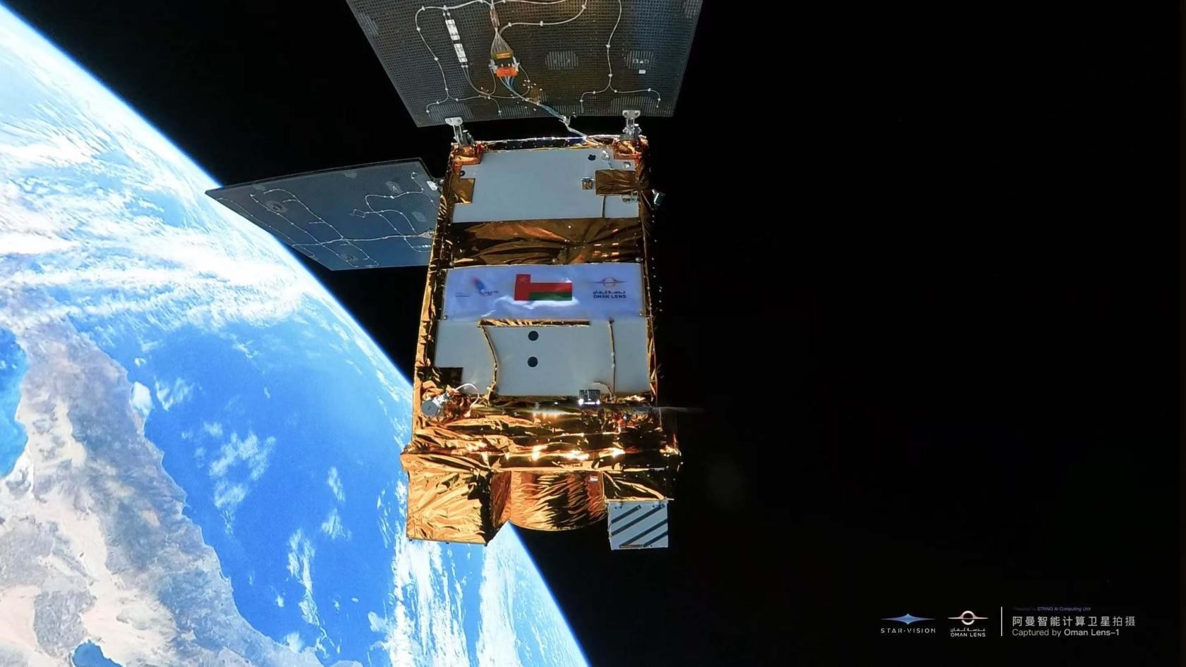 阿曼智能遙感衛(wèi)星一號(hào)近日在太空中自拍。阿曼蘭斯航天公司供圖