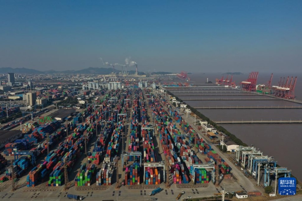  1月24日拍攝的寧波舟山港北侖港區(qū)集裝箱碼頭。 新華社記者 黃宗治 攝